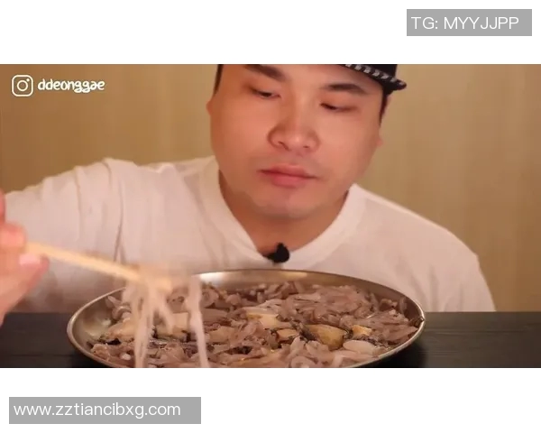 足球明星挑战麻辣面极限吃播视频引发网友热议与欢笑