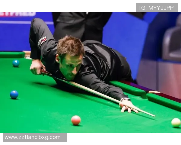 足球明星挑战台球技巧精彩瞬间集锦视频分享